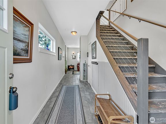3rd image of 929 Discovery Avenue SE
