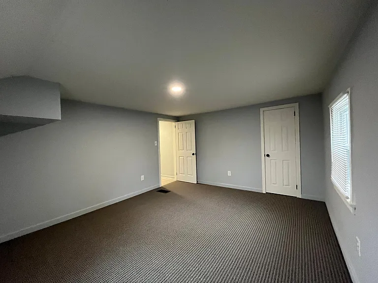 560 W North St — Photo 16