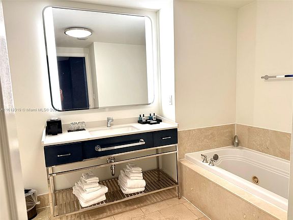 4th image of 4401 Collins Ave #1510
