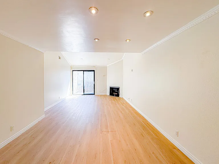 620 W Hyde Park Blvd #313 — Photo 3