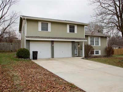 7111 NW Edge Hill Rd, Kansas City, MO, 64152