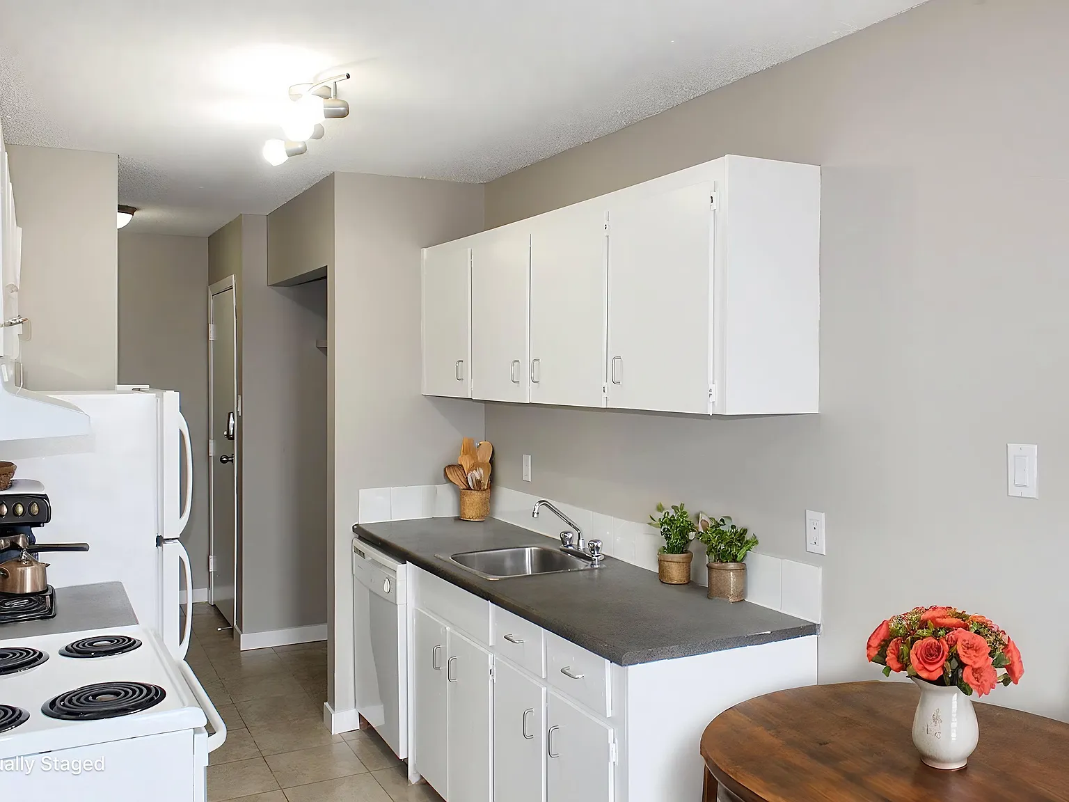 Deluca Manor Apartments — Photo 1