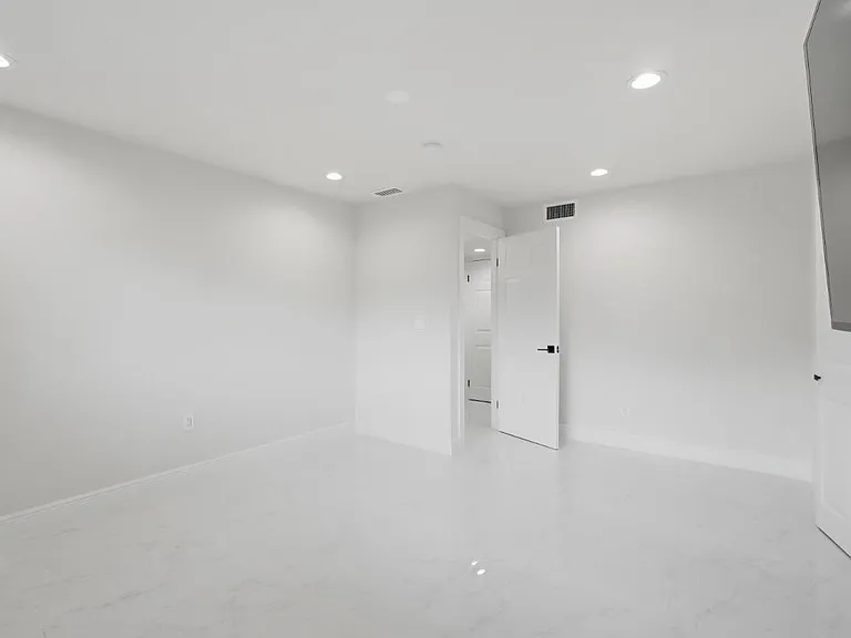 877 NE 195th St #222 — Photo 42