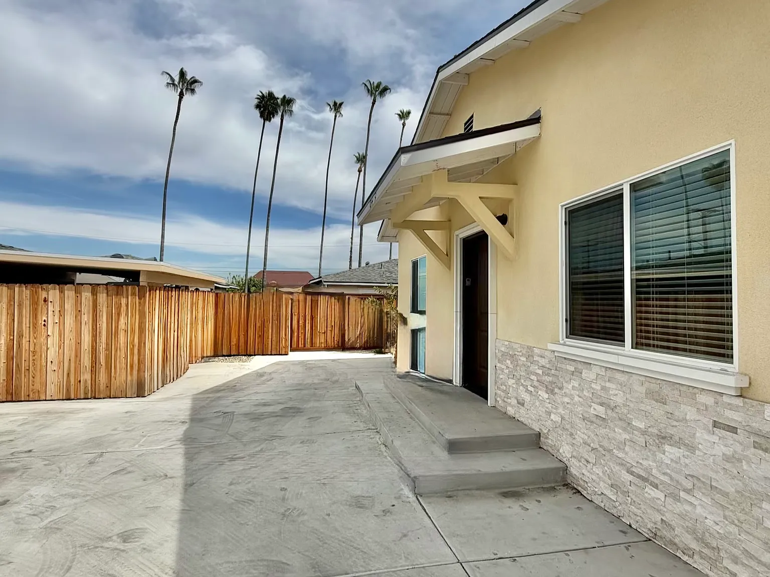 3 bed, 1200 sqft, $3,200 — Photo 2