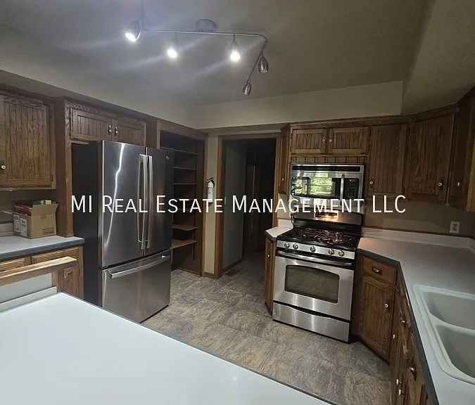 1268 Oakhampton Rd — Photo 4