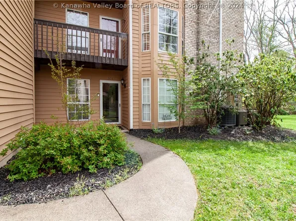 303 Oakbridge Dr, Hurricane, WV 25526