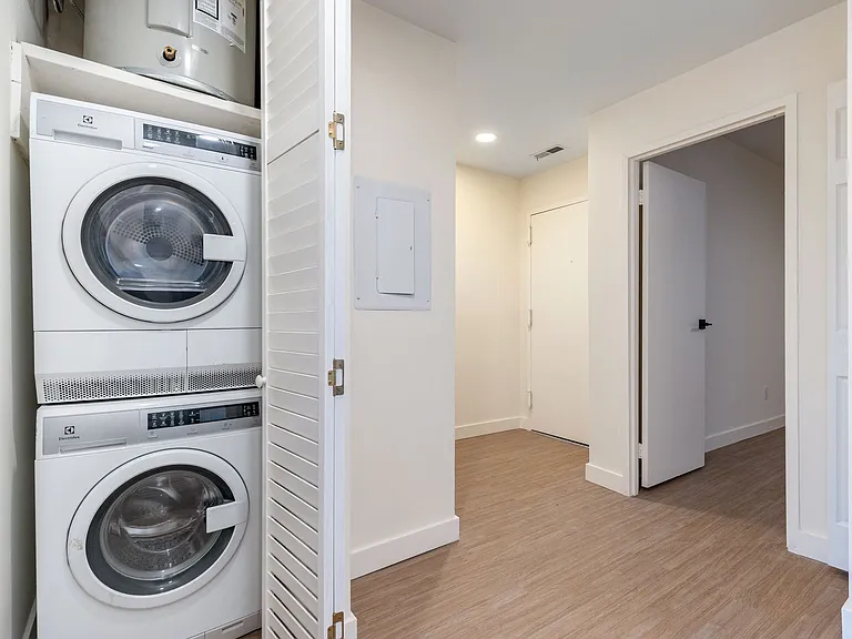 Carriage House — Photo 41