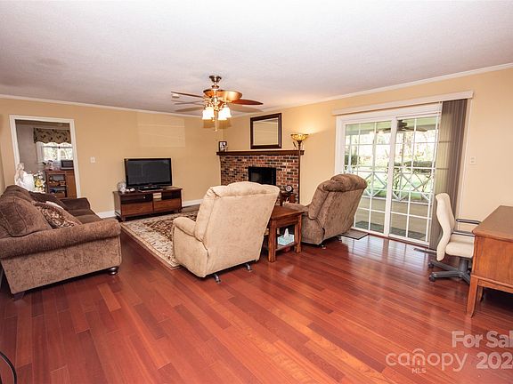 5th image of 1029 Valley St