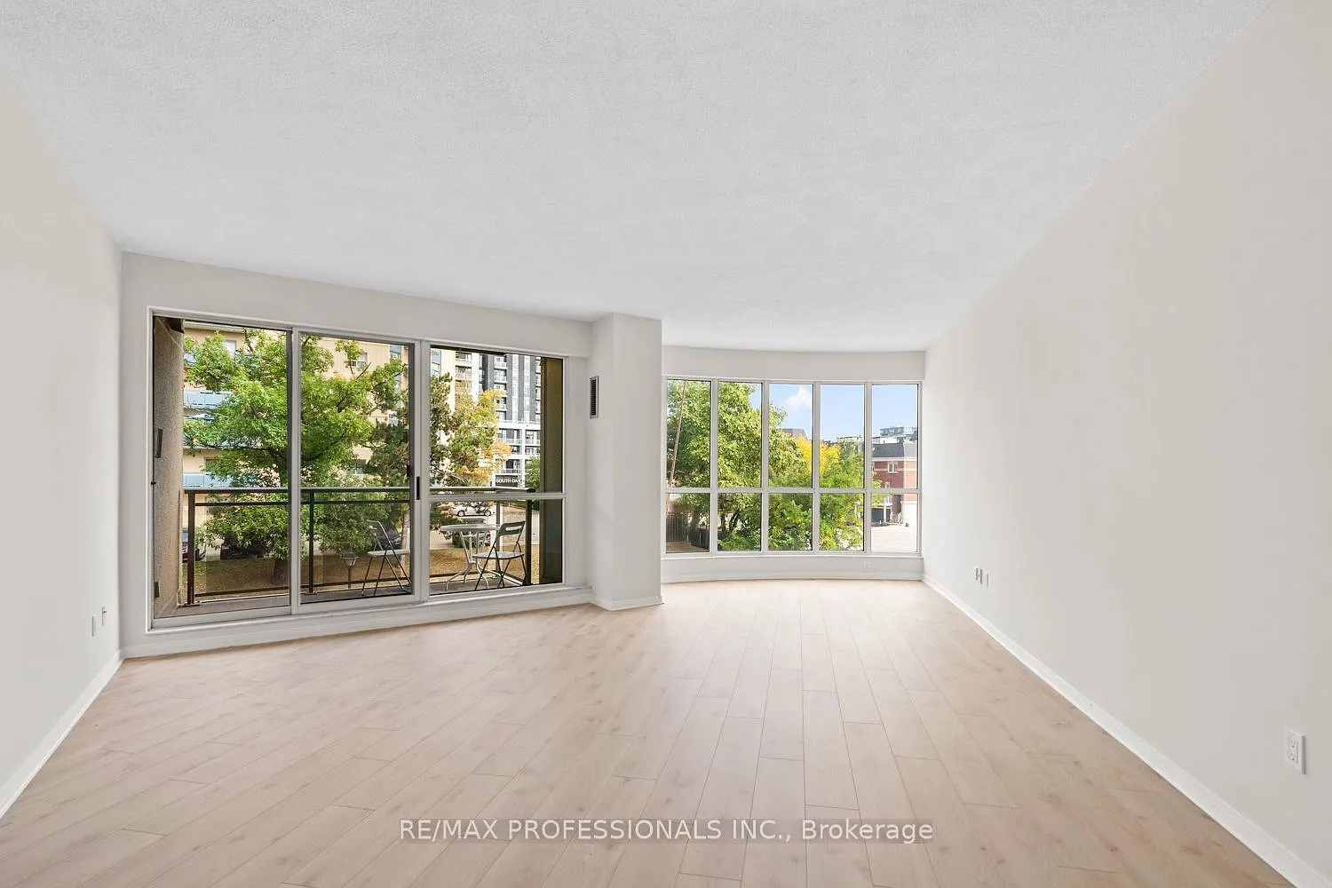 2511 Lakeshore Rd W — Photo 4
