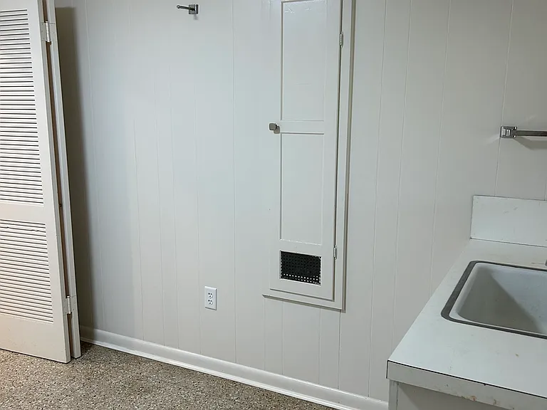 223 Stephanie Ave — Photo 5