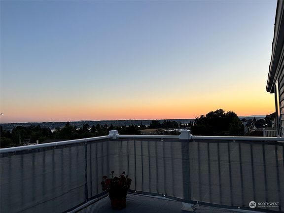 3rd image of 5216 Ridge Drive NE