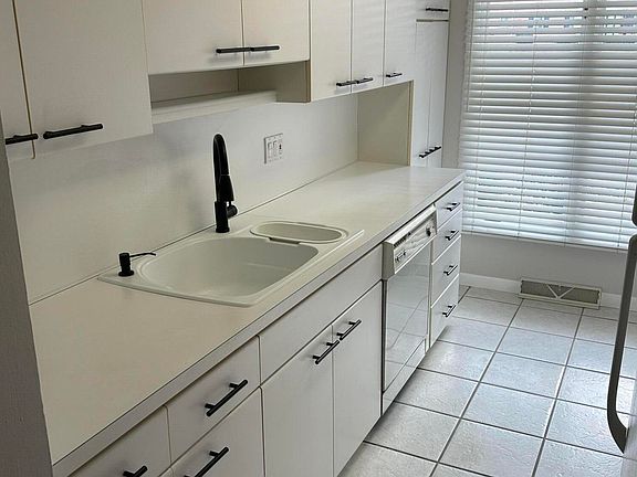 5th image of 5122 Regency Dr APT 2