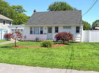 9 Clifton Dr, Patchogue, NY 11772