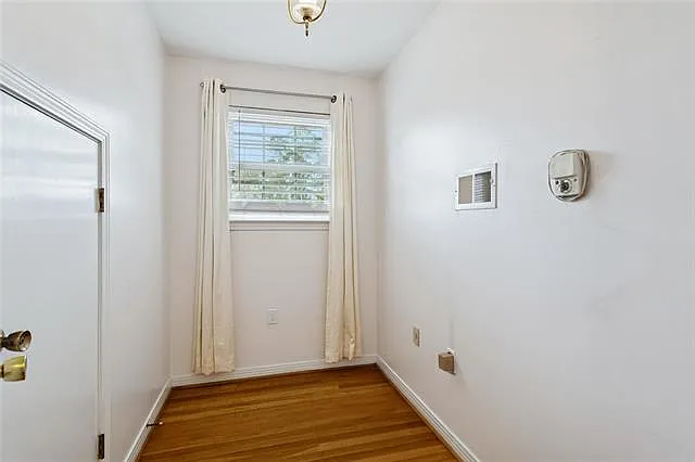 110 N Dabney Dr — Photo 21