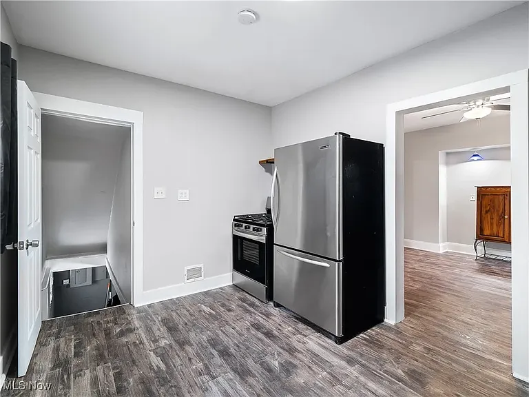 1821 Kenneth Ave — Photo 9