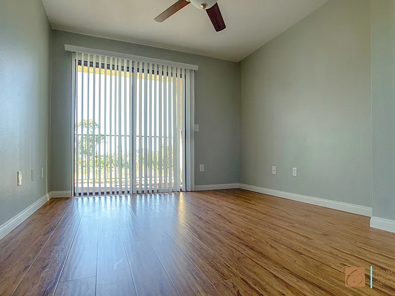 3989 Richmond St — Photo 12