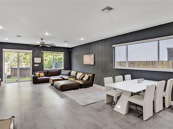 4th image of 809 SW 7th Ave