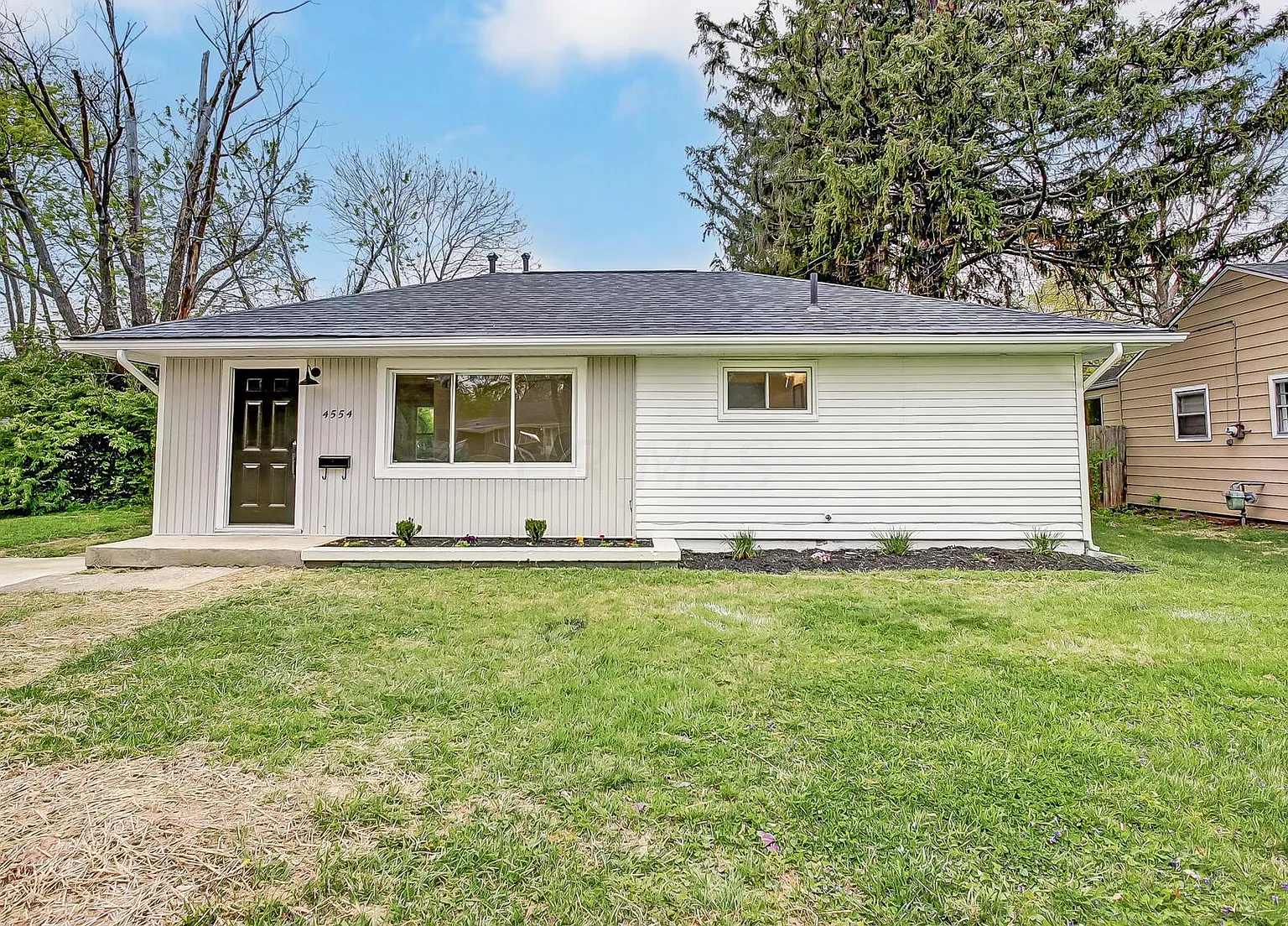4554 Grimsby Rd photo 1