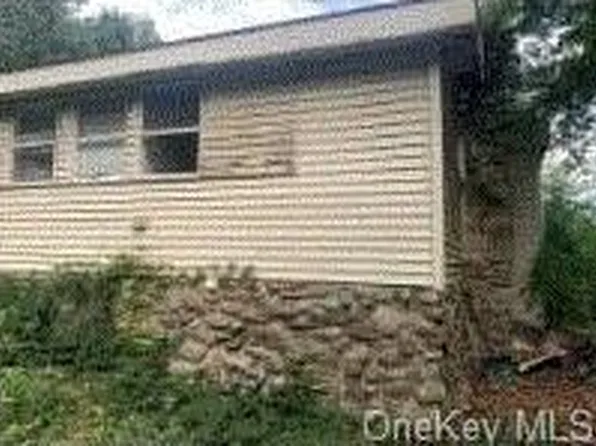 18 Oakwood Trail S, Monroe, NY 10950