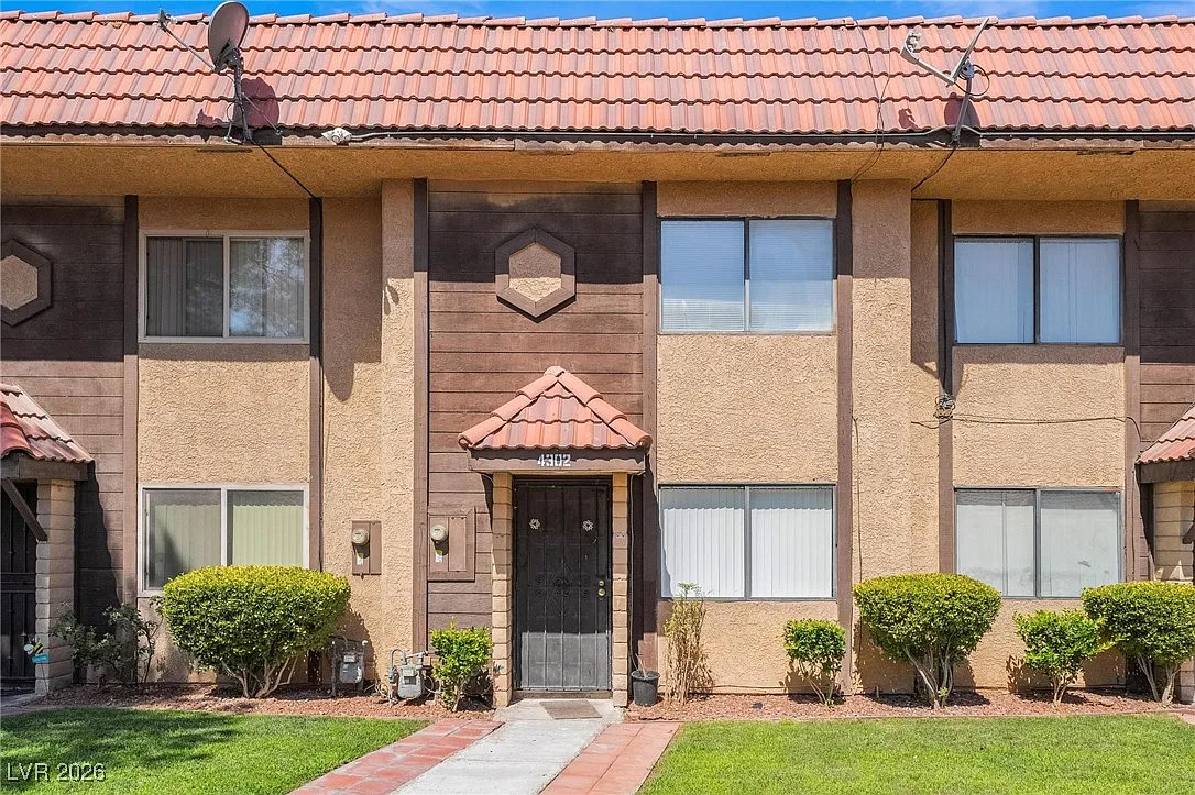 2 bed, 1.5 bath, 952 sqft, $1,350 — Photo 1