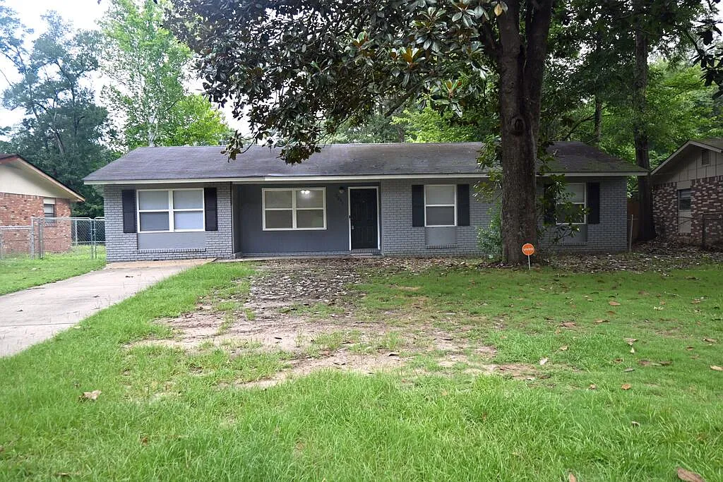 4 bed, 1.0 bath, 1100 sqft, $1,500 — Photo 1