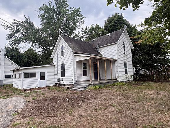 3rd image of 915 W Broadway St