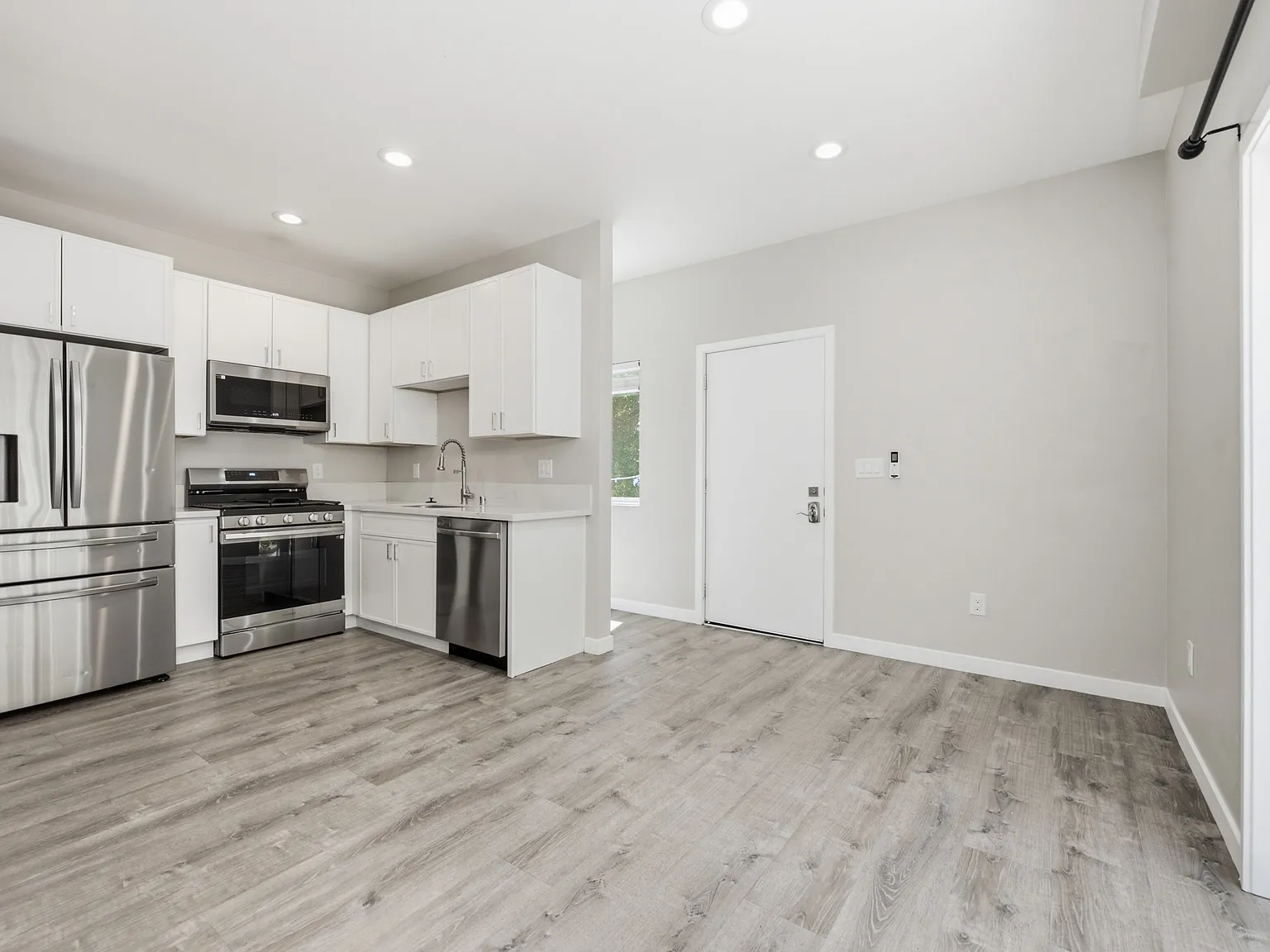 5 bed, 1200 sqft, $6,400 — Photo 2