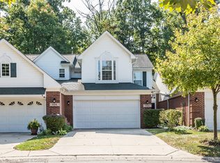 642 Chestnut Dr, Wixom, MI