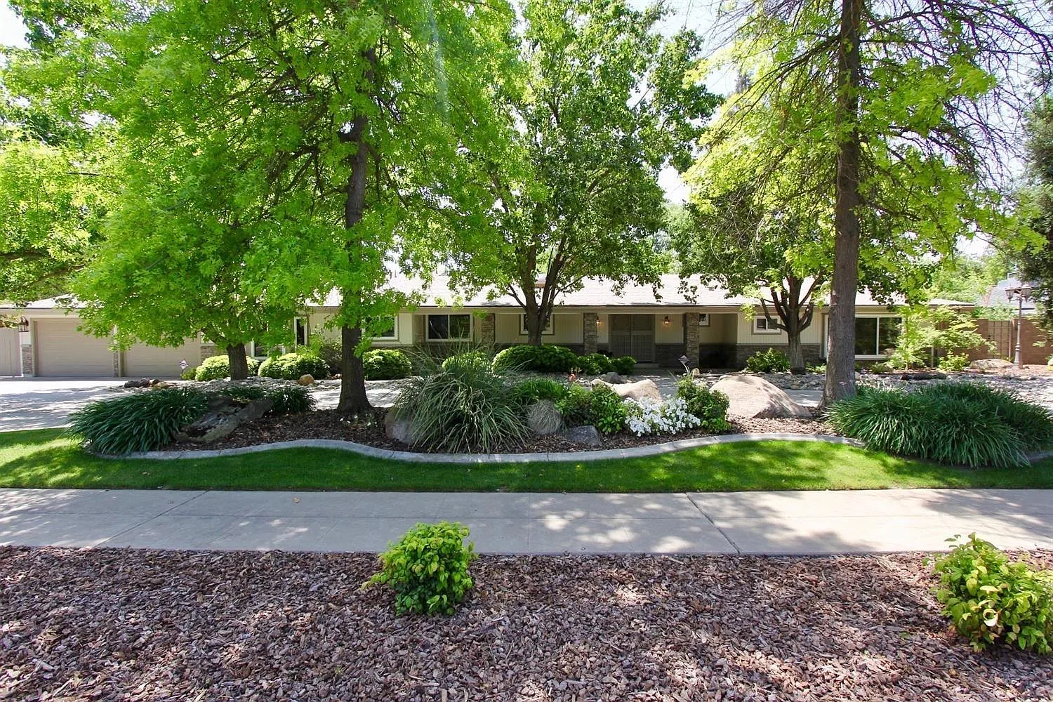 2505 W Bullard Ave photo 1