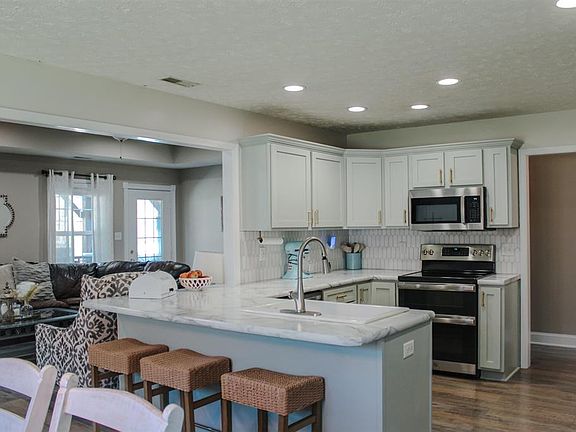 5th image of 4921 Diamond Dr