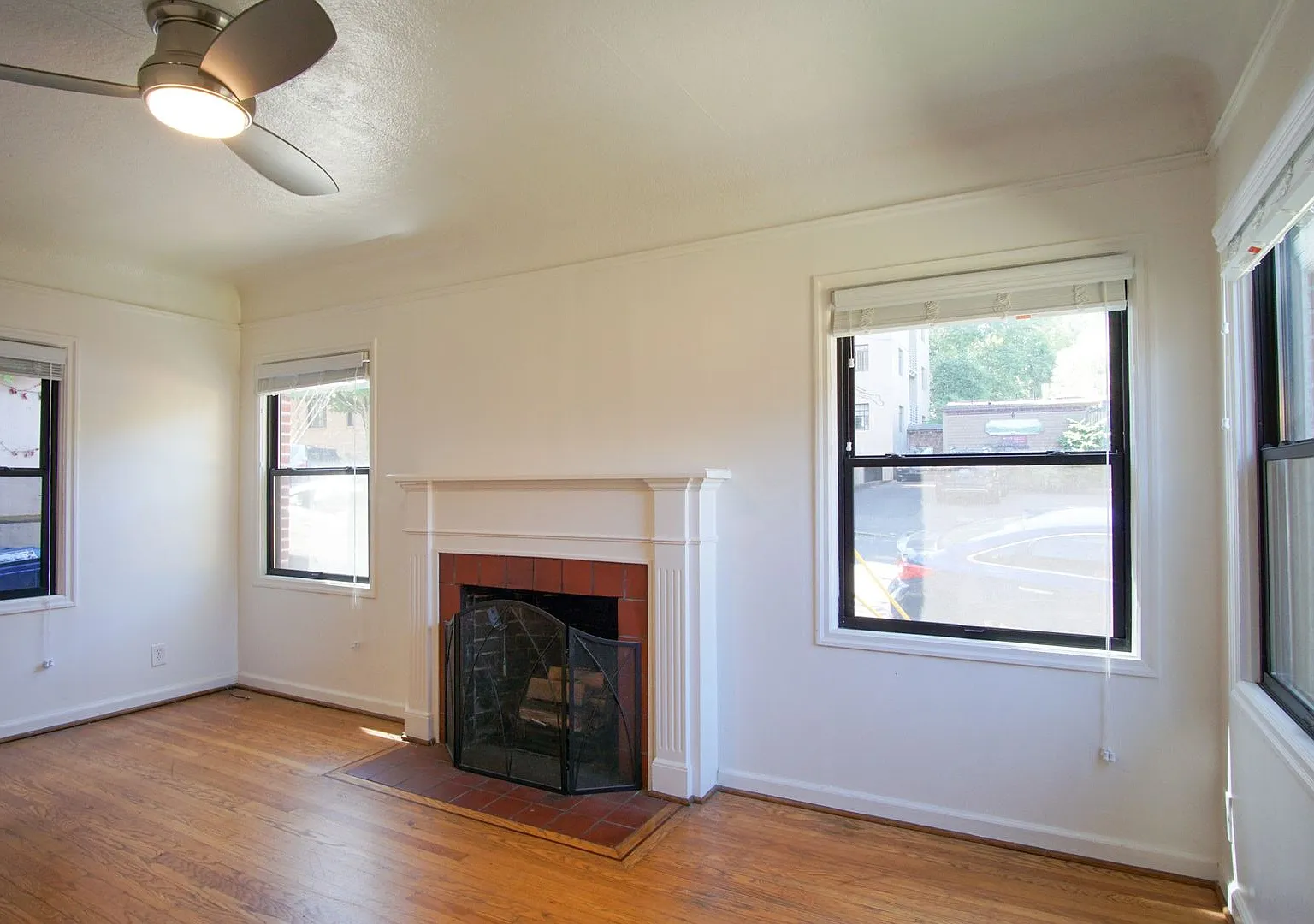 Just in Time for Fall! Great Nob Hill 1-Bed in Boutique Courtyard Building! — Photo 2