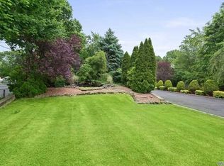 4 Dale Dr, Oakdale, NY 11769