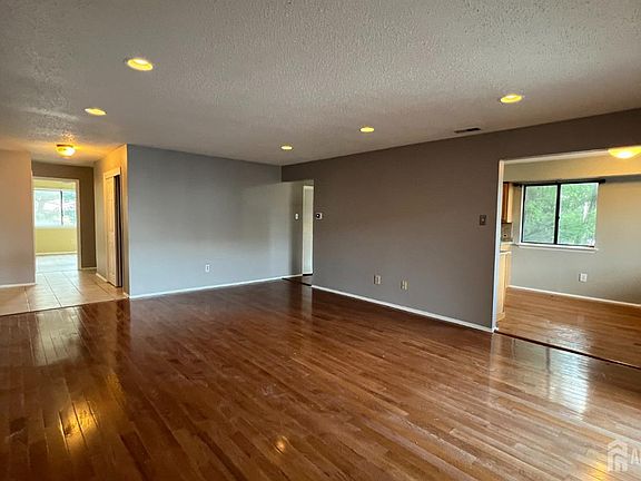 5th image of 412 Edison Glen Ter