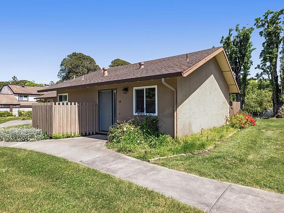 2nd image of 19 Vineyard Cir