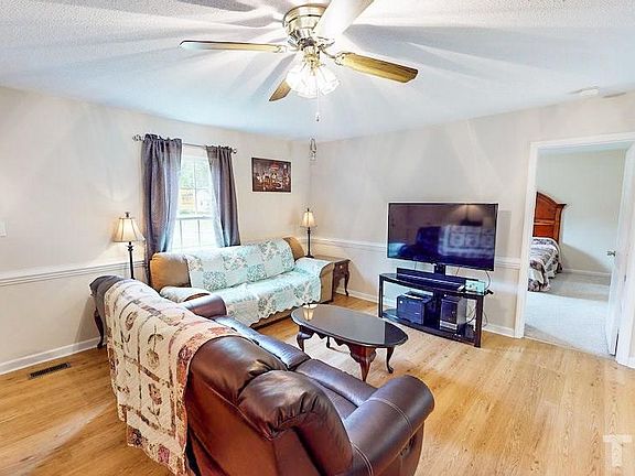 5th image of 303 Jeannine Dr