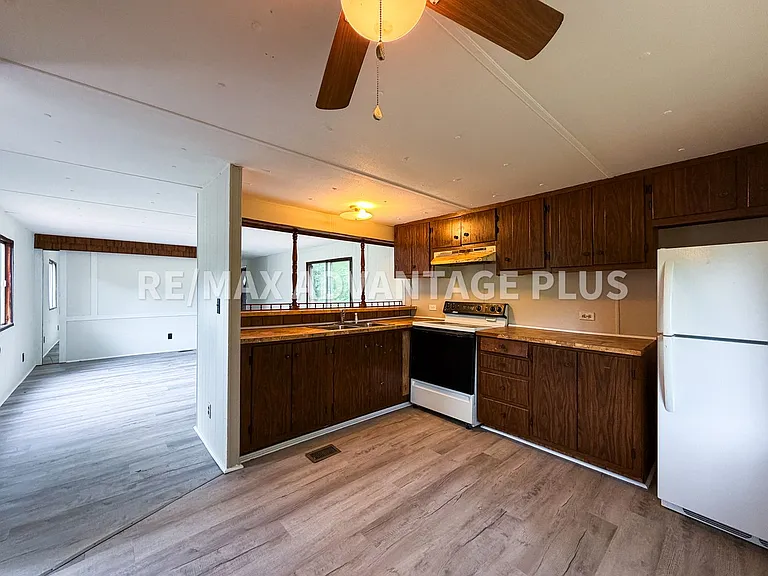 72 Oak Ln — Photo 2
