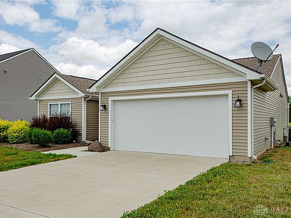 2nd image of 40 Pebble Stone Ln