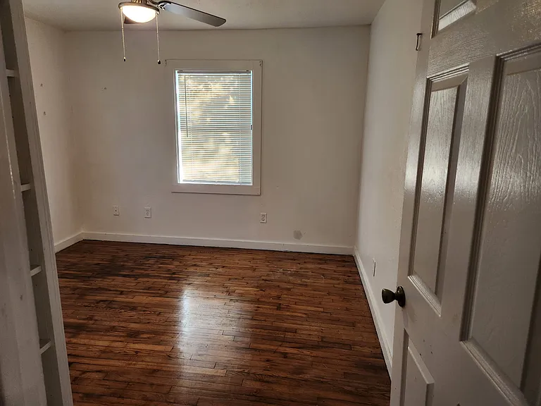 202 Rollins St — Photo 2