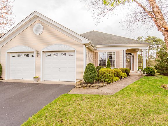 3rd image of 10 Greenways Ln