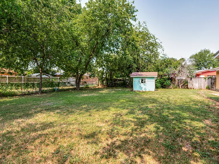 1818 Highland Dr — Photo 24