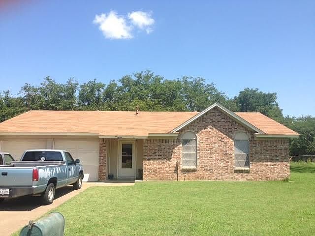 2nd image of 1402 Laurel Ln