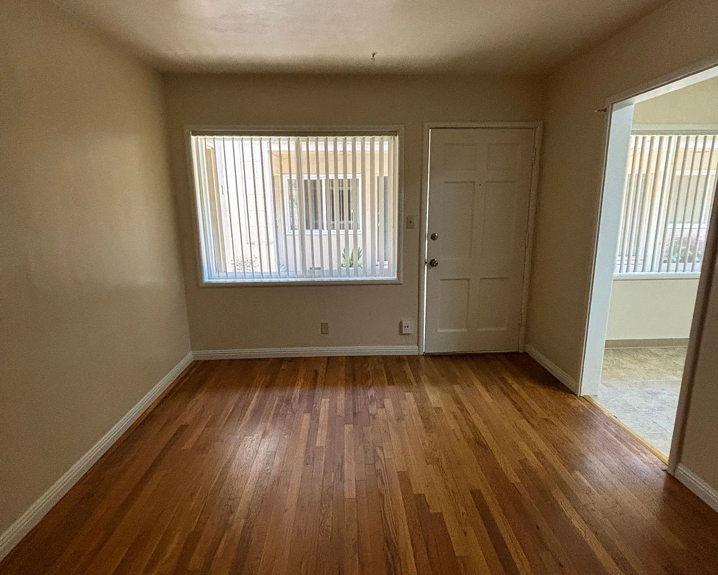 Golden Lantern Apartments — Photo 4