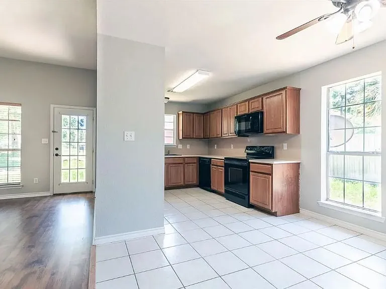5920 Travis — Photo 5