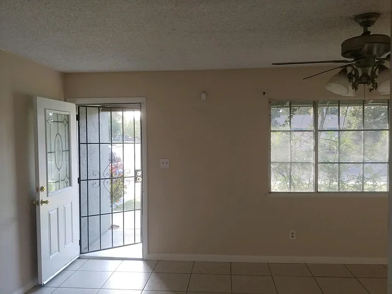3000 Peppertree Ln — Photo 3