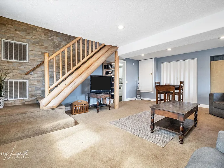 322 E Hillcrest Cir — Photo 19