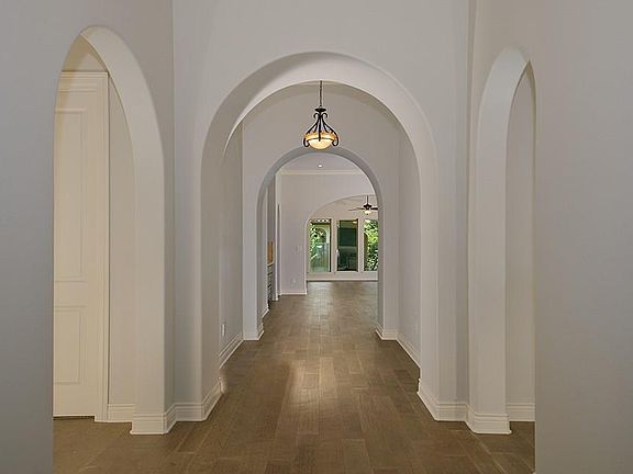 5th image of 18 Woodglade Way