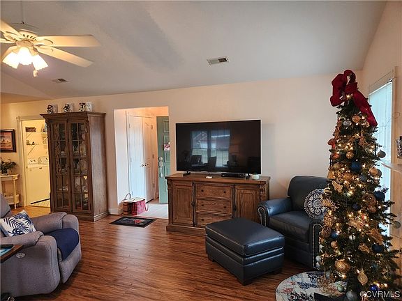4th image of 414 Stone Hearth Ct