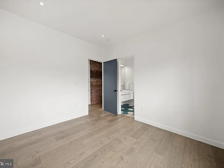 3004 N Underwood St — Photo 39
