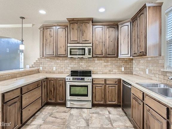 3rd image of 1113 Paradise Dr
