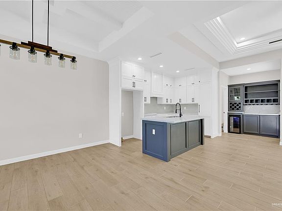 5th image of 605 E De Soto Ave